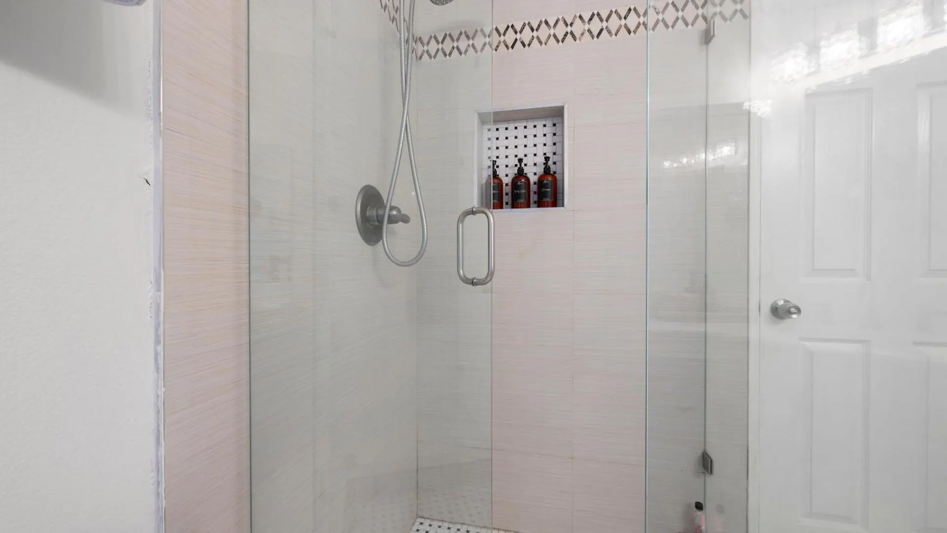100% Private, Kingbed- Southcoast/Newport/Disney Costa Mesa Holiday home